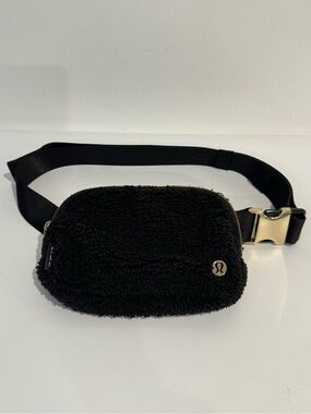 Lululemon Everywhere Fleece Belt Bag black and gold